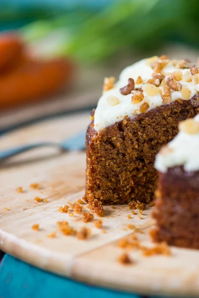 Bolo de cenoura orgânica recém-decorado — Fotografia de Stock