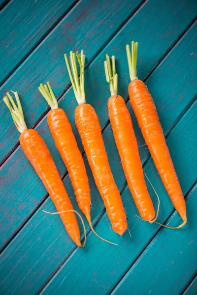 Αγρόκτημα φρέσκα καρότα σε μπλε τραπέζι — Φωτογραφία Αρχείου