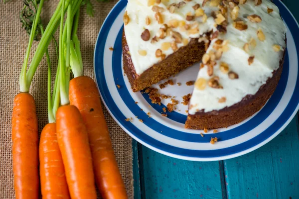 Морковный торт и свежая морковь — стоковое фото