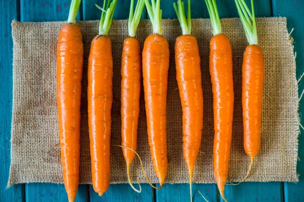 Markt verse biologische wortelen — Stockfoto