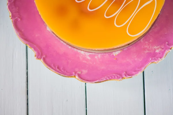 Pastel de queso limón en plato rosa y fondo blanco — Foto de Stock