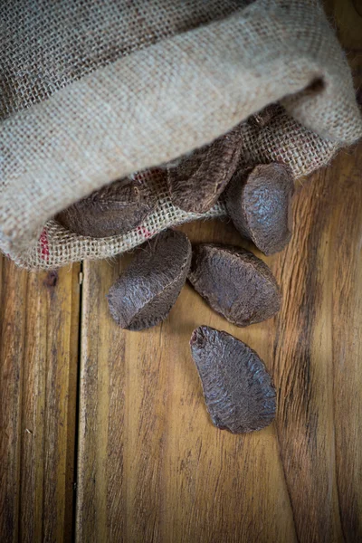 Brazilian nuts in sack on table — Stock Photo, Image