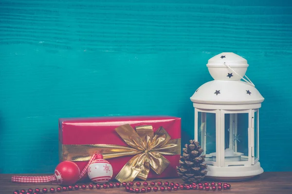 Pacote de presente de Natal e fundo de lanterna — Fotografia de Stock