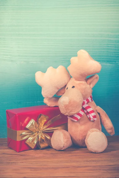 Cute Christmas reindeer with gift  in vintage style — Stock Photo, Image