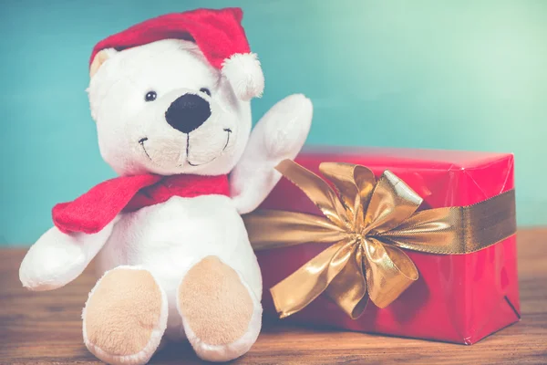 Urso de pelúcia no fundo de Natal em estilo retro — Fotografia de Stock