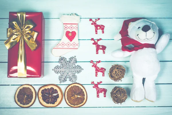 Vista superior de la decoración de Navidad sobre fondo de madera blanca i — Foto de Stock