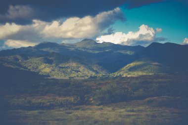 Vintage effe bulutlarda dağlarla manzara panorama görünüm
