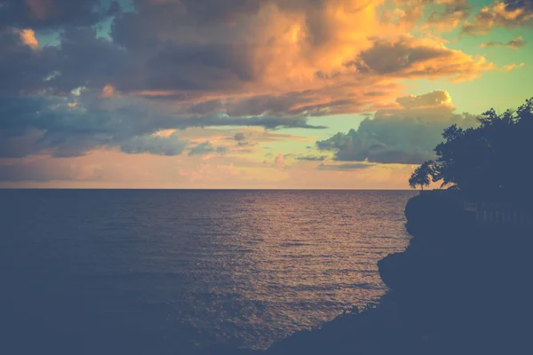 Romantischer Sonnenaufgang über Meer und Land im Vintage-Effekt — Stockfoto