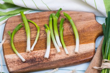 çiftlik taze soğan kesme tahtası üzerinde