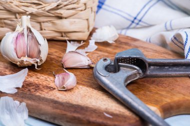 taze sarımsak ve sıkacağı