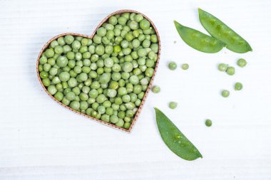 kalp şeklinde taze yeşil bezelye
