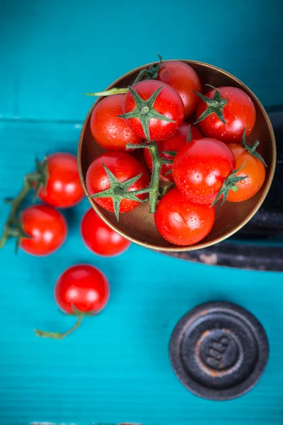 Gospodarstwo świeżych pomidorów na skali vintage — Zdjęcie stockowe