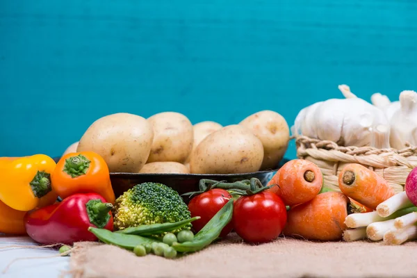 Verduras frescas en la mesa — Foto de Stock