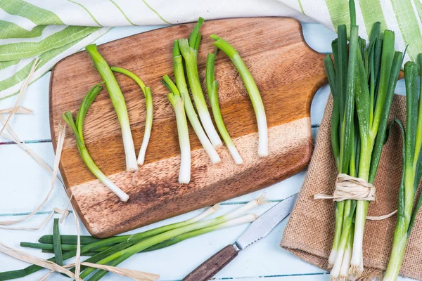 Farm fresh spring onion on cutting board — Stock Photo, Image