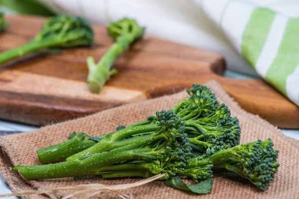 Broccolini verdi freschi sul tavolo — Foto Stock