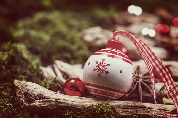 Vánoční dekorace vinobraní míč na přírodní mech a dřevo — Stock fotografie