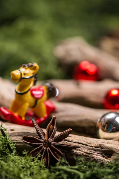Ročník vánoční ozdoby na dřevo a přírodní mech — Stock fotografie