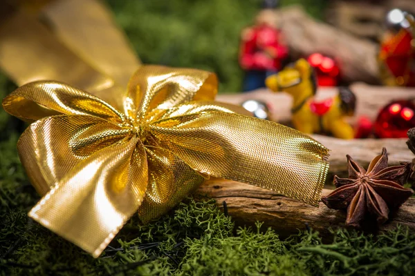 Рождественская золотая лента и анисовая звезда в традиционном декоре — стоковое фото