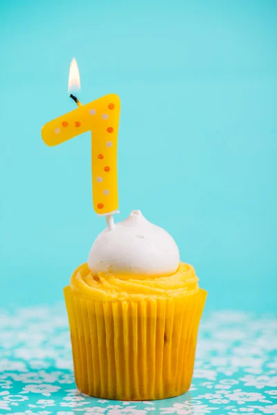 Primeiro bolo de copo de aniversário com vela número um no backgroun azul — Fotografia de Stock