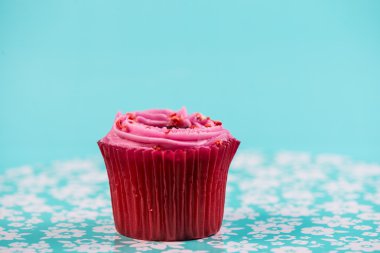 mavi arka plan üzerinde pembe kek