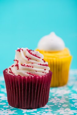mavi arka plan üzerinde kırmızı ve sarı kek