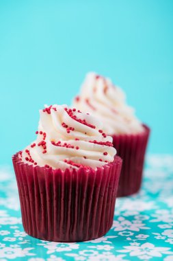 mavi arka plan üzerinde kırmızı ve pembe kek