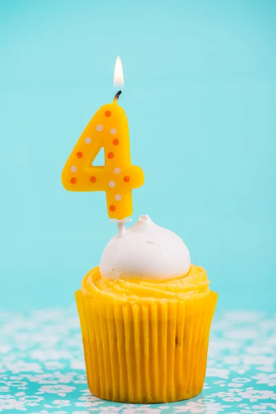 Bolo de copo de aniversário com número quatro vela no fundo azul — Fotografia de Stock