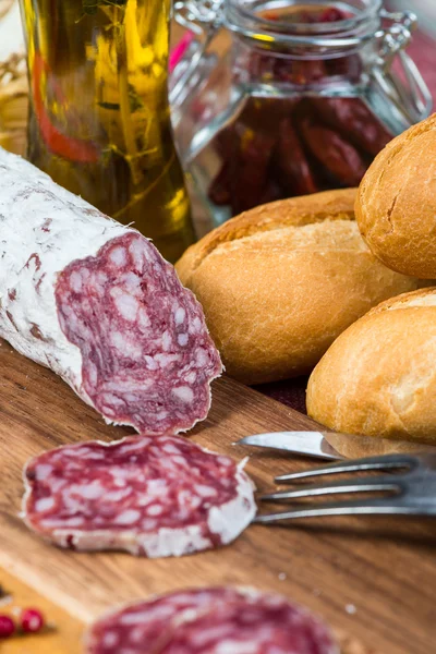 Salame de porco em tábua de madeira — Fotografia de Stock