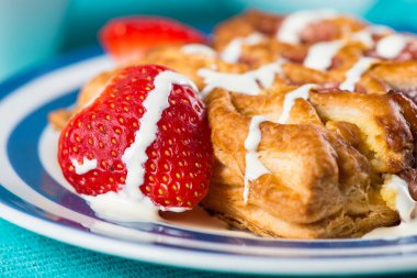 taze pişmiş kruvasan ile krema ve meyve üzerinde Görünümü Kapat