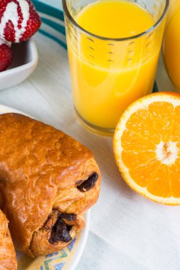 Portakal suyu ile Çikolatalı kruvasan