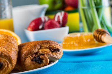 Continental kahvaltı için taze pişmiş kruvasan