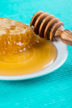 Taze bal ile combe plaka üzerinde