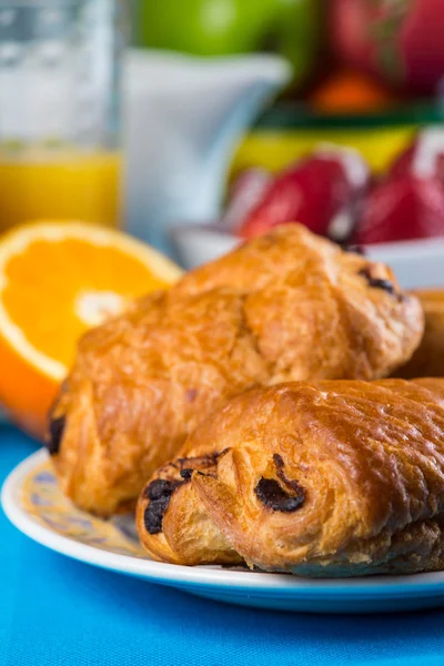 Čerstvý zapečený croissant pro kontinentální snídaně — Stock fotografie