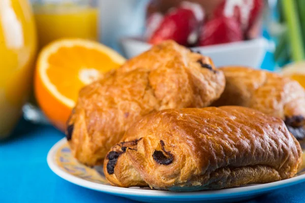 Čerstvý zapečený croissant pro kontinentální snídaně — Stock fotografie