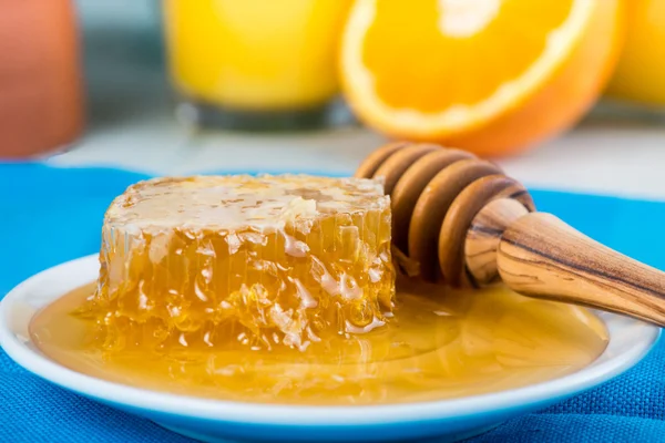 Miele su piatto con pettine di lino — Foto Stock