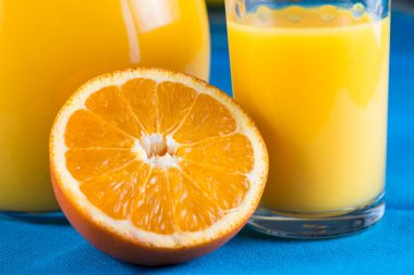 Kavanoz ve glas meyve dilimi portakal suyu