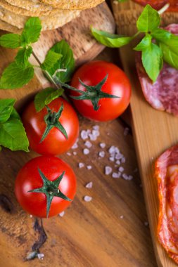 taze organik domates fesleğen ve kaya tuzu ile