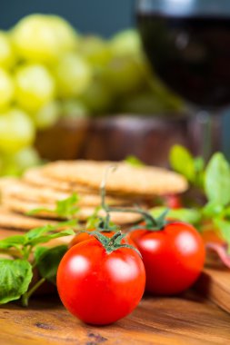 Taze kiraz domates fesleğen ile