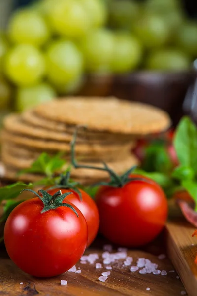 Färska Ekologiska Tomater Med Basilika Och Vagga Salt — Stockfoto