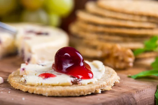 Close view on oatcake with stilton cheese and cranberry sauce — Stock Photo, Image