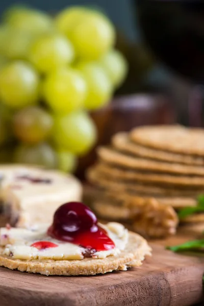 Close view on oatcake with stilton cheese and cranberry — Stock Photo, Image