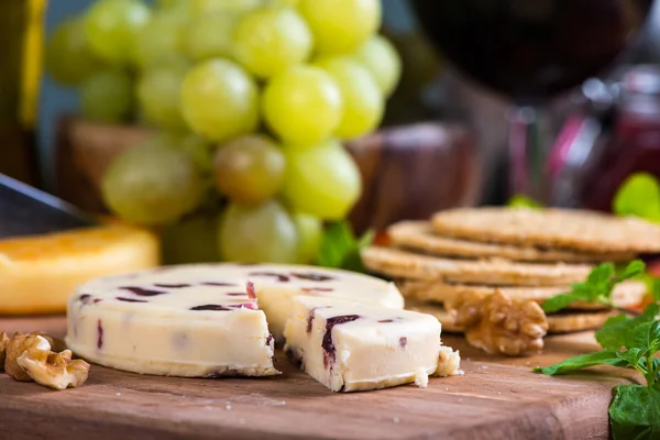 White soft stilton cheese with cranberry and oat cakes — Stock Photo, Image