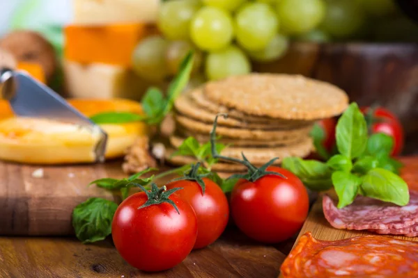 Close view on cheese with oat cakes and walnut on board — Stock Photo, Image