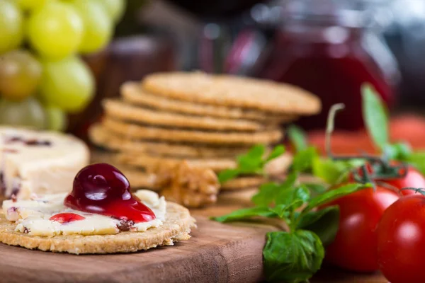 Oatcake with stilton cheese and cranberry sauce — Stock Photo, Image