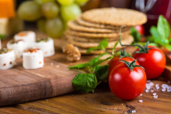 Tomates Ecológicos Frescos Con Albahaca Sal Roca —  Fotos de Stock