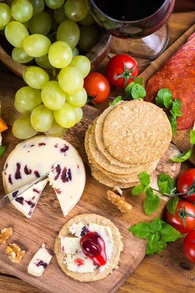 Vista superior del pastel de avena con queso stilton y arándano —  Fotos de Stock