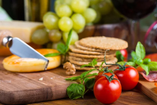 Queso Blando Con Cuchillo Tortas Avena Frutas —  Fotos de Stock