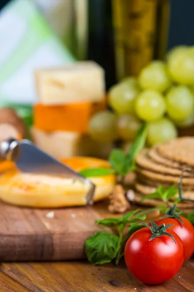 Close view on cheese with oat cakes and walnut on board — Stock Photo, Image