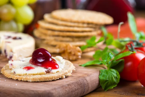 Pastel de avena con queso stilton y salsa de arándanos —  Fotos de Stock