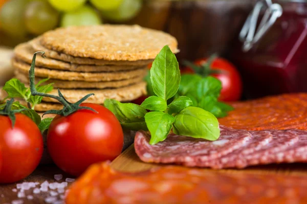 Snacks de carne con albahaca y tomates frescos —  Fotos de Stock